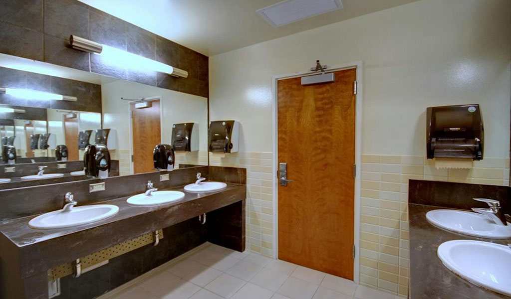 Summer Hostel shared bath